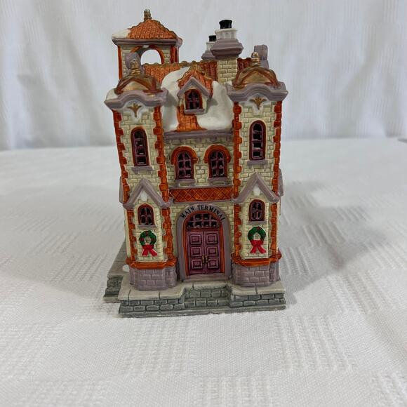 Lemax Caddington Village Grand Junction Station Porcelain Light House Christmas - Picture 6 of 10